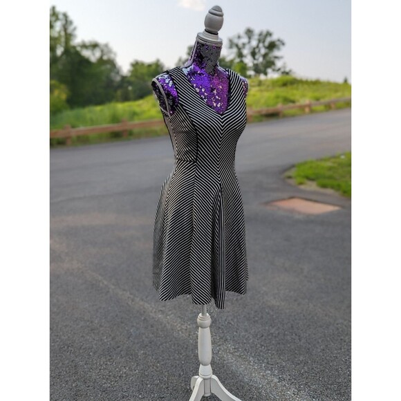 Banana‎ Republic Size 0 Black and White Striped Fit & Flare Dress - Picture 2 of 7